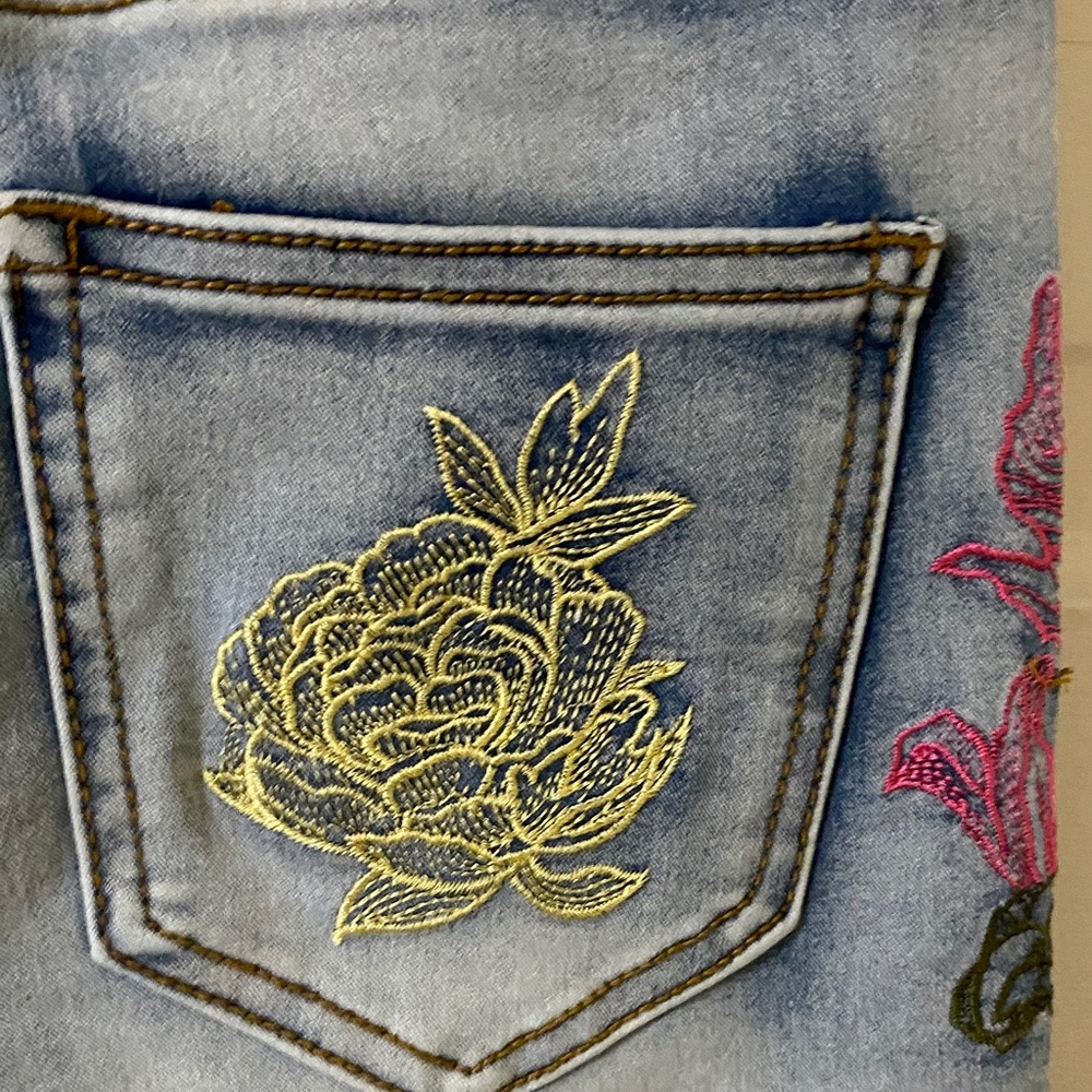Oli & Hali Embroidered Floral Flare Jeans Size Small - Picture 7 of 13